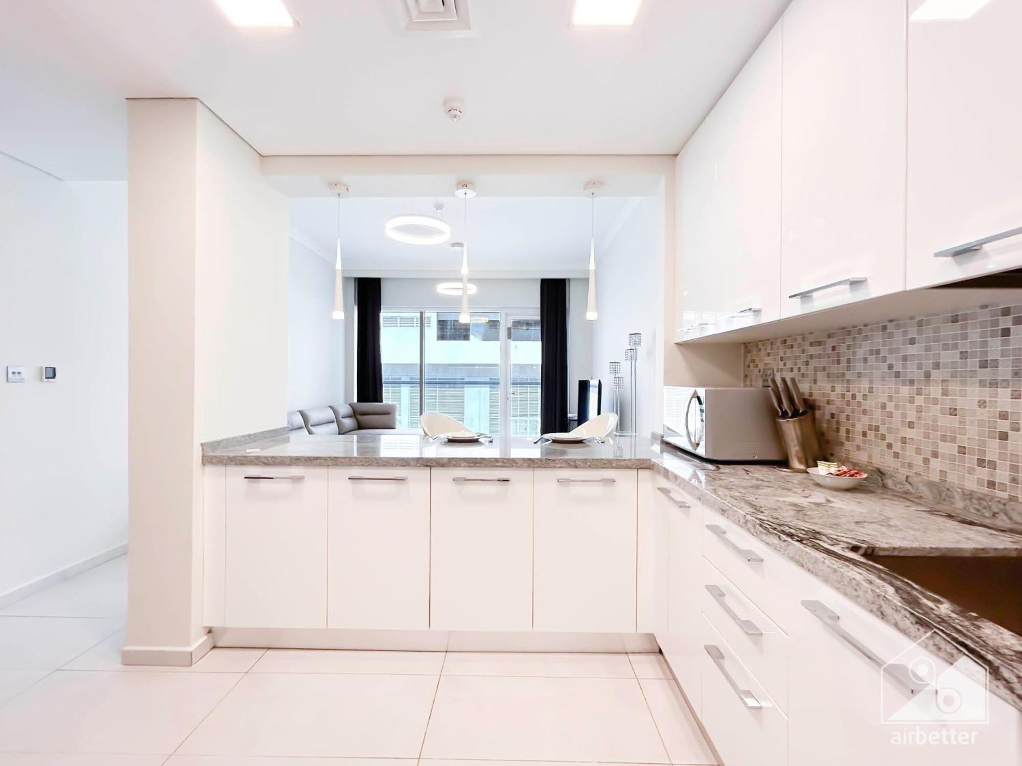 Stylish 1-Bedroom Retreat With Balcony Views Apartment *