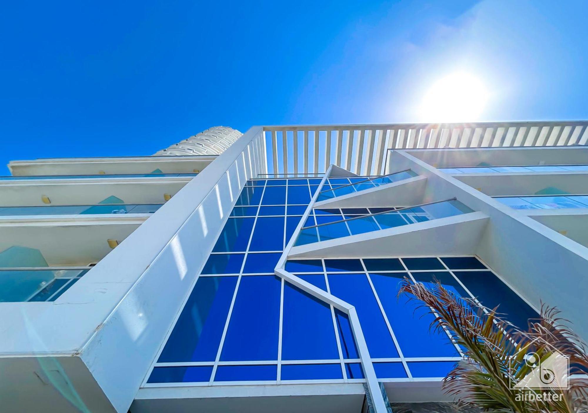 Stylish 1-Bedroom Retreat With Balcony Views *