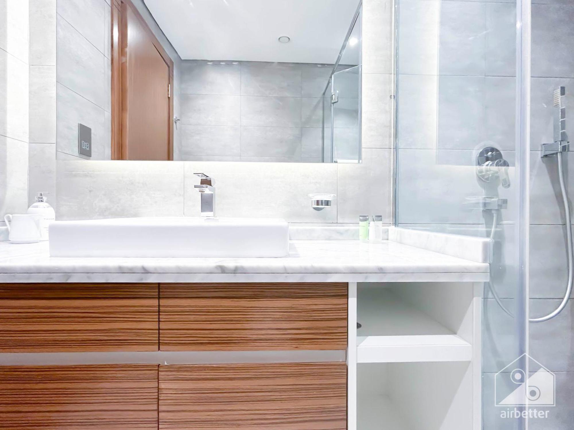 Stylish 1-Bedroom Retreat With Balcony Views Apartment *
