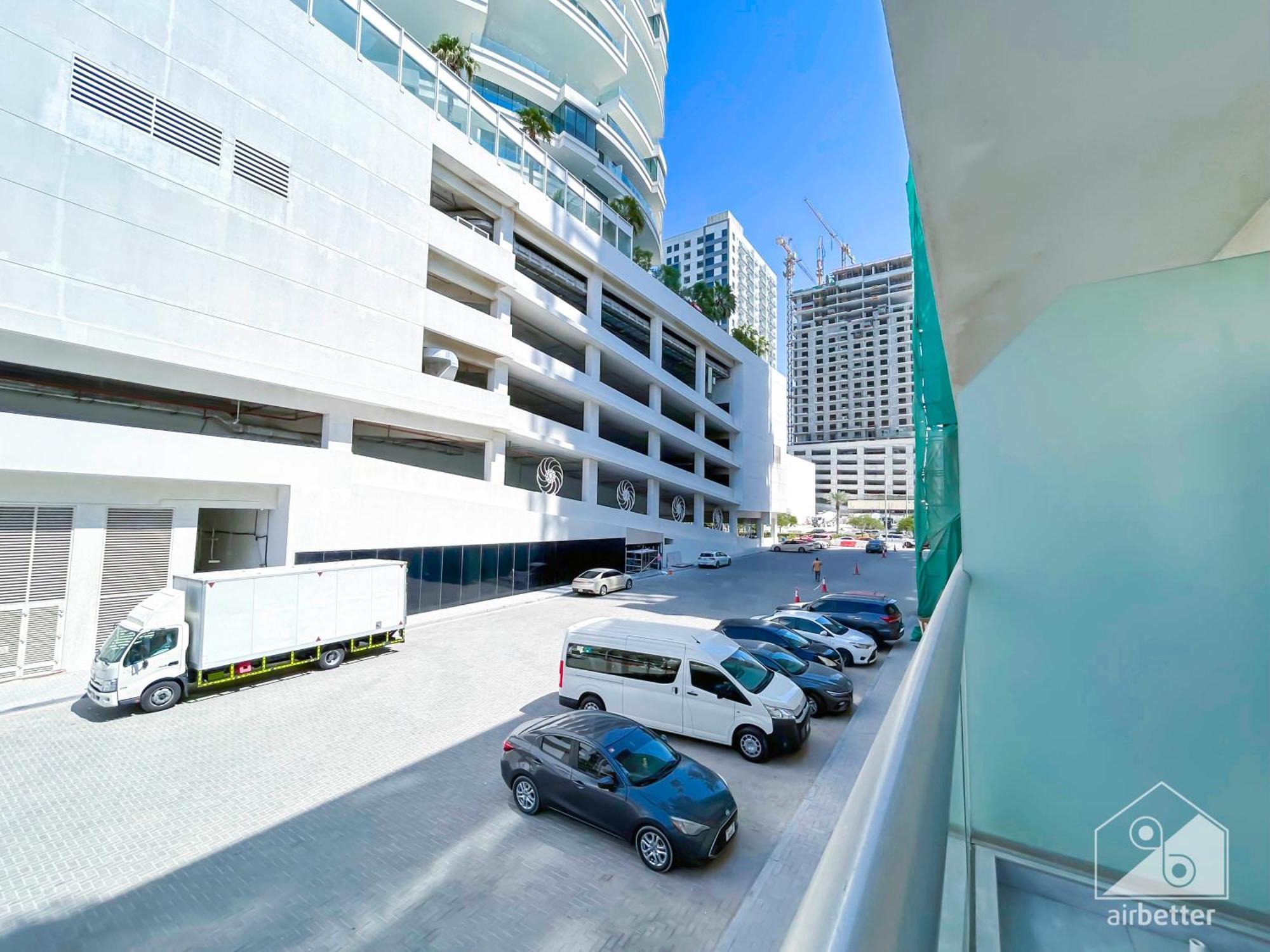 Apartment Stylish 1-Bedroom Retreat With Balcony Views *